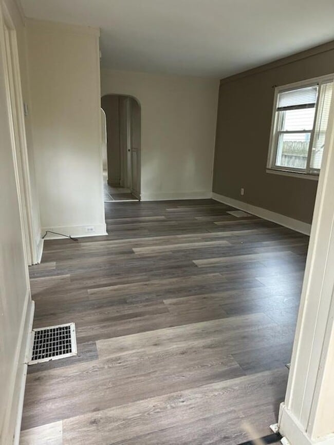 Building Photo - 2 Bedroom House Basement & Garage - Fenced...
