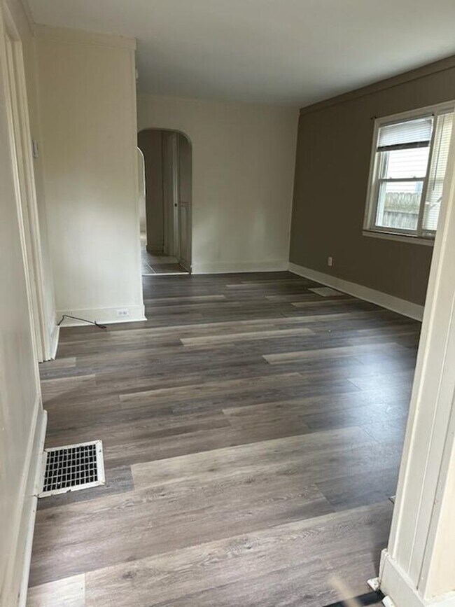 Foto del edificio - 2 Bedroom House Basement & Garage - Fenced...
