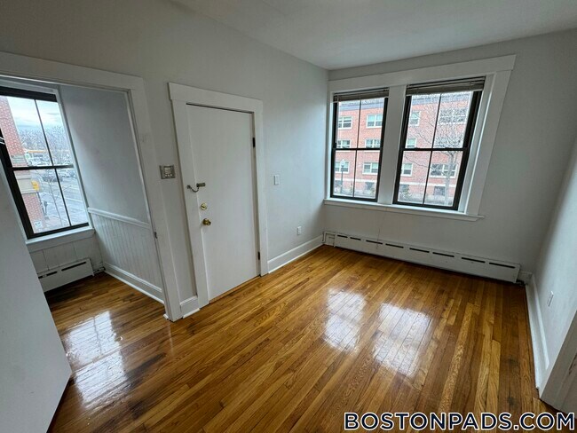 Building Photo - 918 Cambridge St