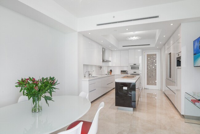 Building Photo - 16047 Collins Ave