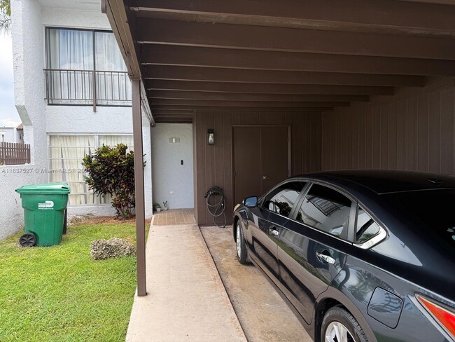 Building Photo - 6512 Kendale Lakes Dr