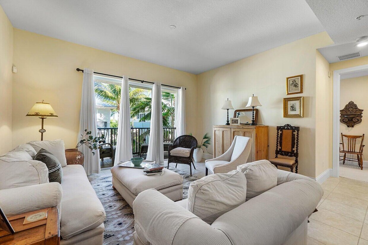 Primary Photo - 226 N Latitude Cir