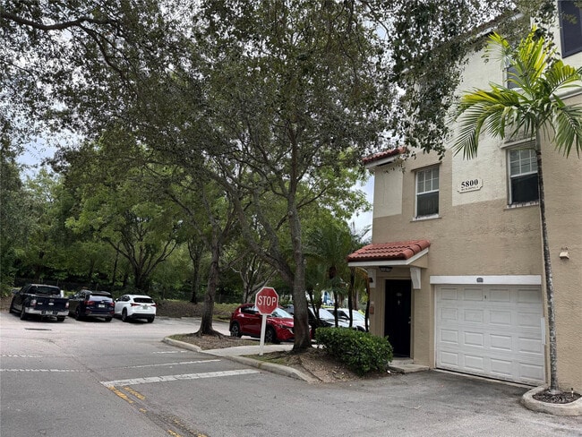 Foto del edificio - 5800 W Sample Rd