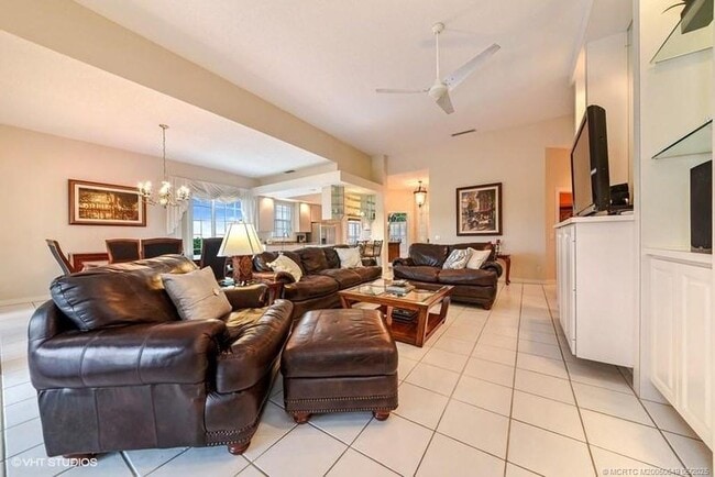 Building Photo - 8073 SE Double Tree Dr