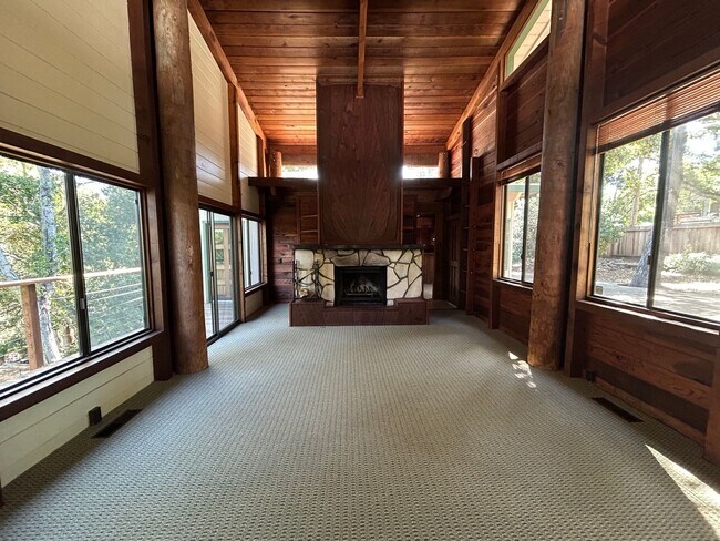 Foto del edificio - 3BR/ 2BA CARMEL VALLEY RETREAT
