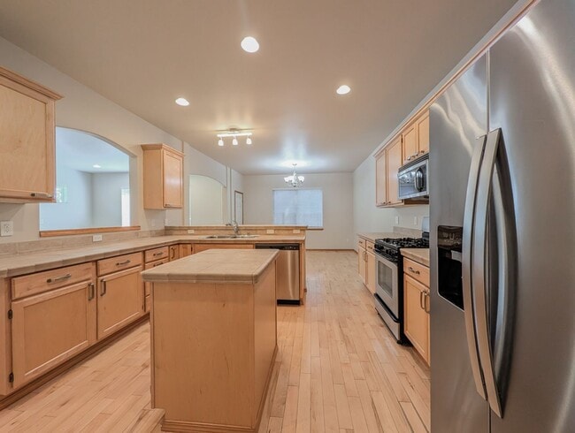 Building Photo - Move in ready 4 bed, 2.5 bath home W/ New Paint & Carpet!