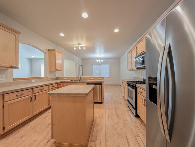 Foto del edificio - Move in ready 4 bed, 2.5 bath home W/ New Paint & Carpet!
