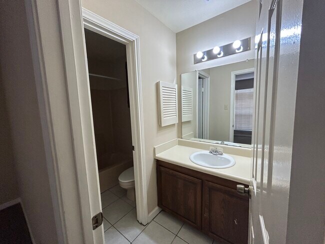 Building Photo - 2030 Plantation Dr