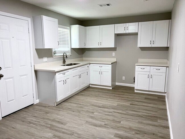 Building Photo - Newly Renovate 4 bedroom 2 bath Home in Li...