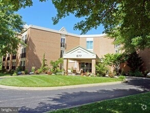 Building Photo - 677 Elm St