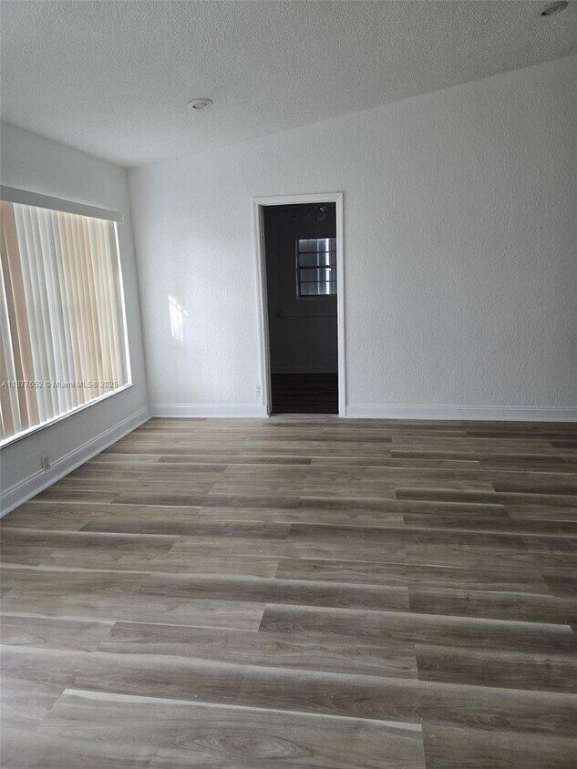 Foto principal - 9165 SW 18th St