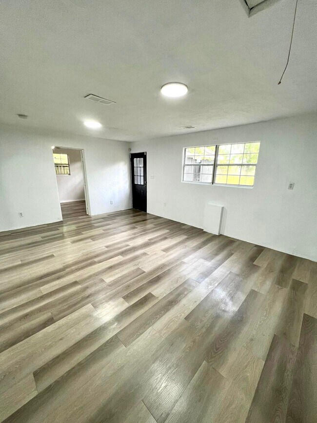 Foto del edificio - 2107 Garvey Dr