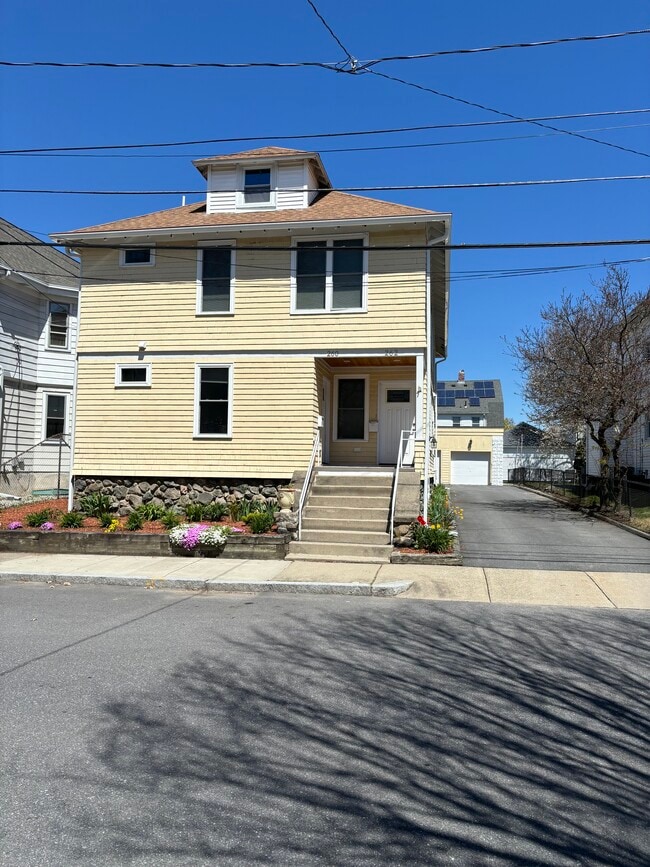 Building Photo - 262 Brown St