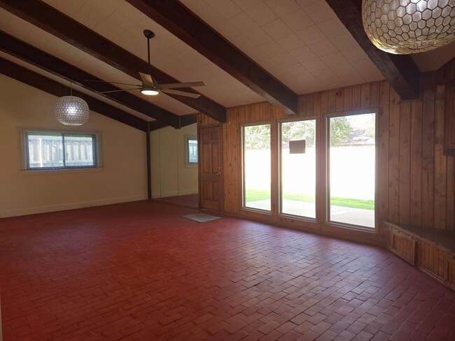 Building Photo - Spacious 3/2/2 - Newly remodeled Kitchen a...