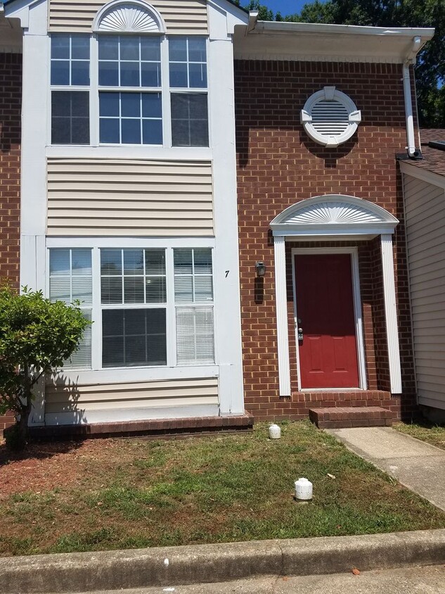 Foto principal - 3 Bedroom townhouse in Hampton Woods Townh...