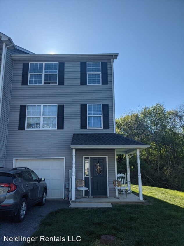 Primary Photo - 3 br, 2.5 bath House - 215 Crown Court
