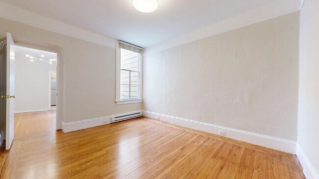 Foto del edificio - Convenient & Large 2BR/1BA Flat w/ In Unit Laundry & Dishwasher