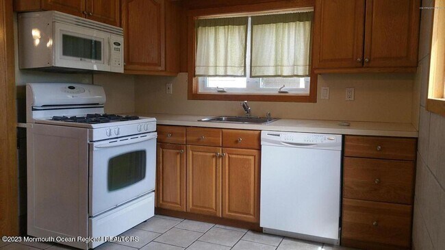 Building Photo - 403 Lareine Ave