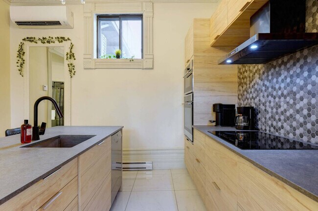 Building Photo - 3831 R. Saint-Denis