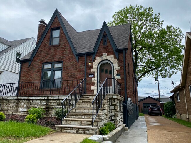 Building Photo - 1216 Pembroke Dr