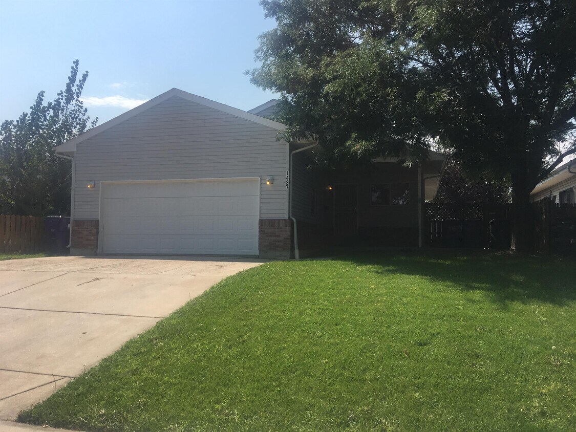 Foto principal - 1437 Roslyn St