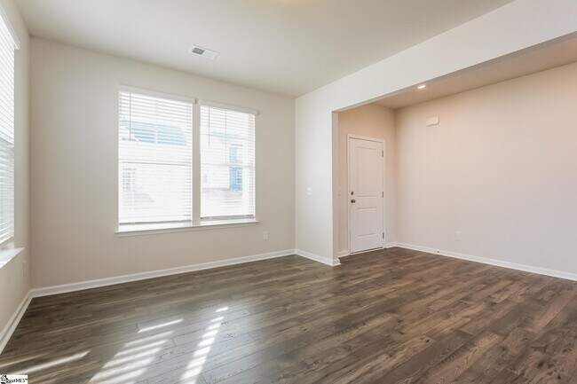 Foto del edificio - 557 Hillpark Ln