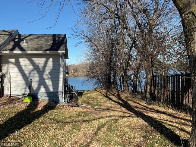 Foto del edificio - 28662 W Lake Dr