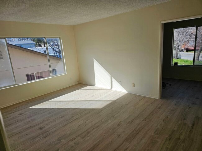 Building Photo - 633 Pasadena Trail