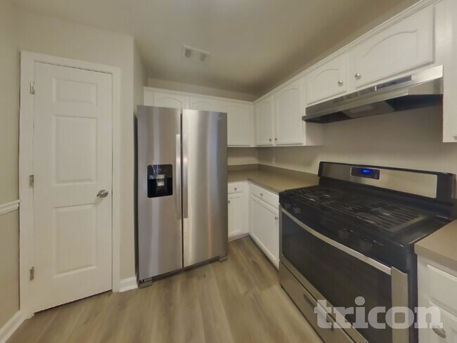 Foto del edificio - 320 Providence Rd