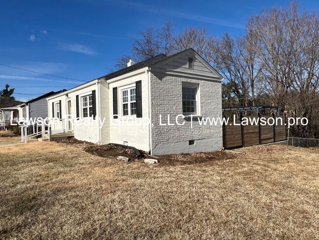 Building Photo - Updated, Three Bedroom Ranch in Salem!