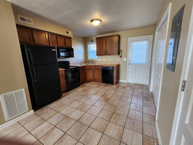 Building Photo - 805A OAK ARBOR CT