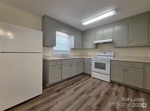 Building Photo - 304 Crescent St