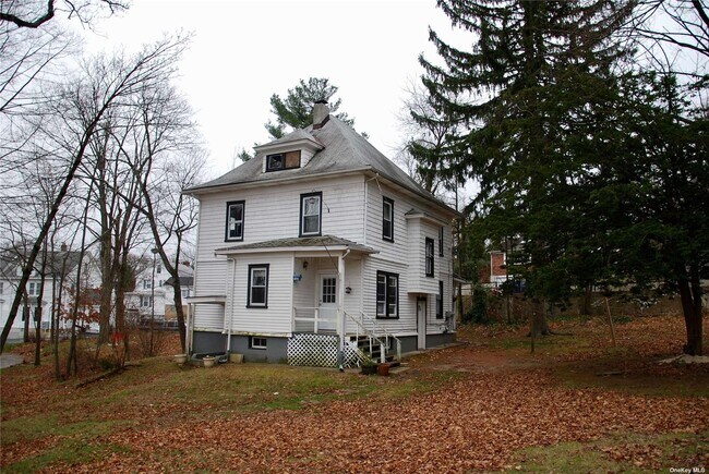 Building Photo - 17 Crescent Dr