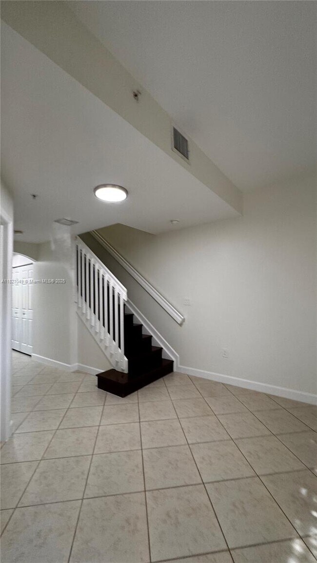 Foto del edificio - 985 SW 143rd Ave