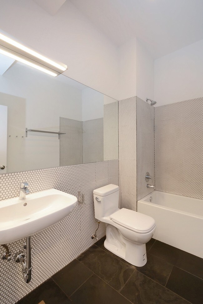 Foto del edificio - 1824 W 35th St