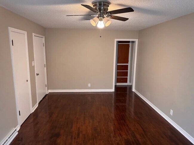 Building Photo - Single family home for rent 2 bed 1 bath detached garage