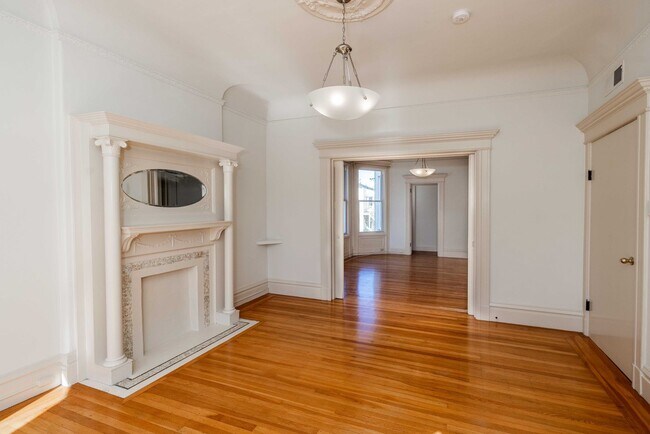 Building Photo - LARGE Full Floor 4BR/2BA. In-Unit Laundry, New Stainless Appliances!