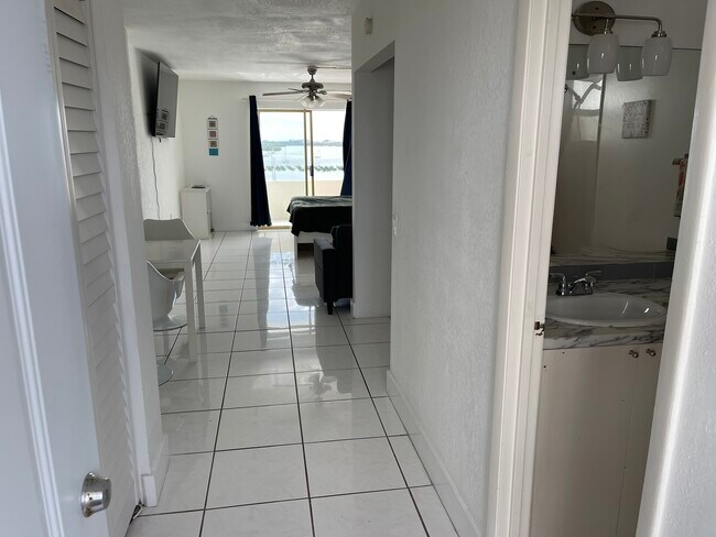 Foto del edificio - 7904 West Dr