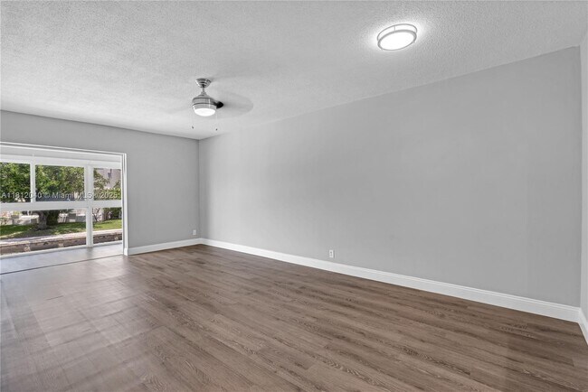 Foto del edificio - 6100 NE 7th Ave