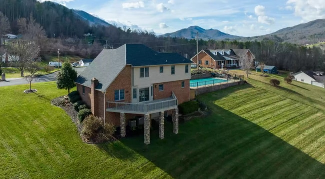 Building Photo - 120 Valley View Dr
