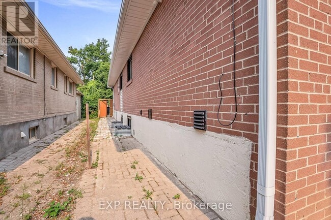 Building Photo - 3-RM3 Bankfield Dr