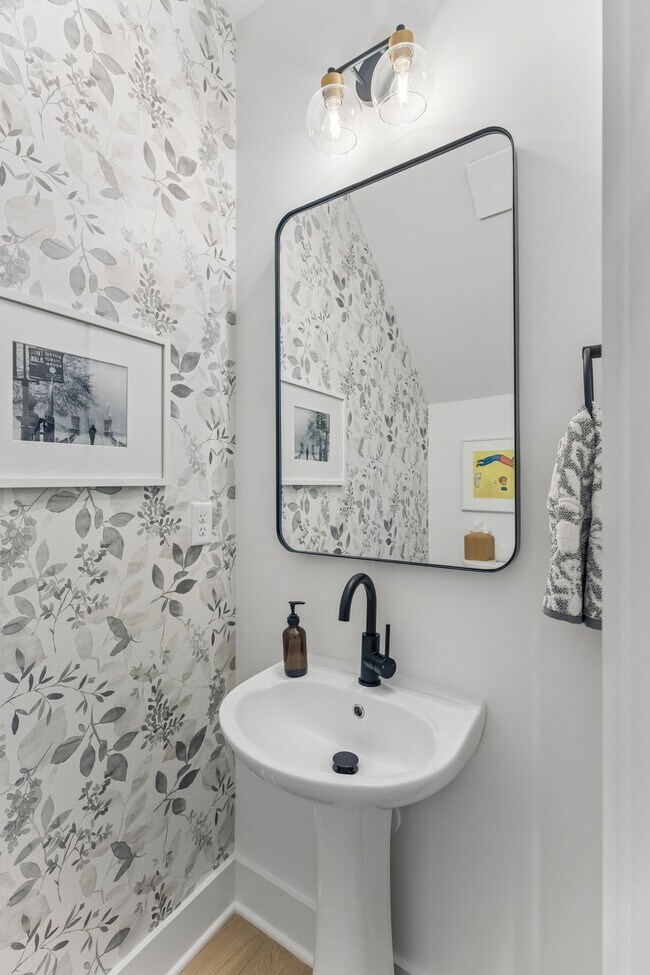Building Photo - 2025 Pleasant Cv