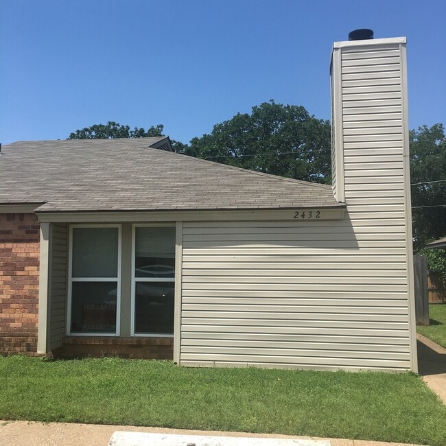 Building Photo - Cute 3/2 Duplex