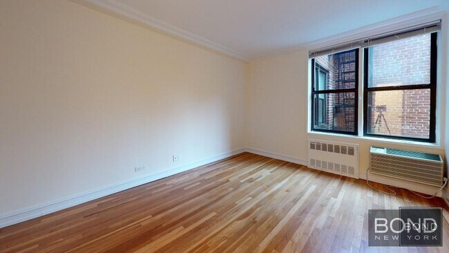 Foto del edificio - 305 W 13th St