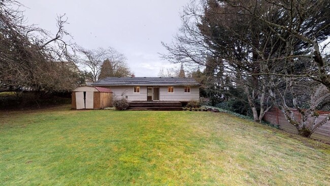 Building Photo - Multnomah Village - Single Level, Large Ya...