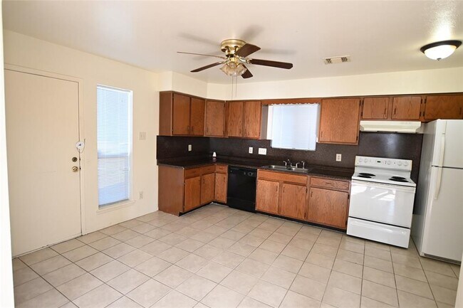 Foto del edificio - 9451 Radio Rd