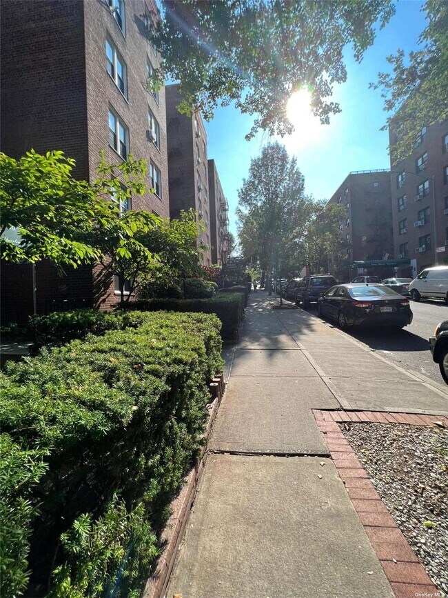 Foto del edificio - 103-30-103-68 68th Ave