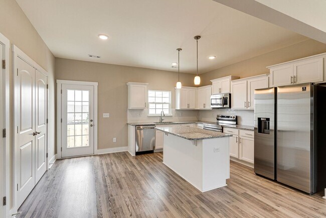 Building Photo - Newer Construction Townhome in Goodlettsvi...