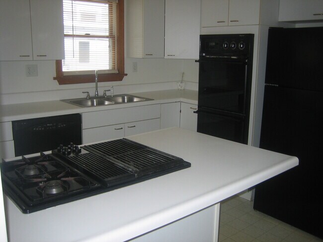 95 Central - Cocina w/Jenn-Air Grill - 95 Central Ave