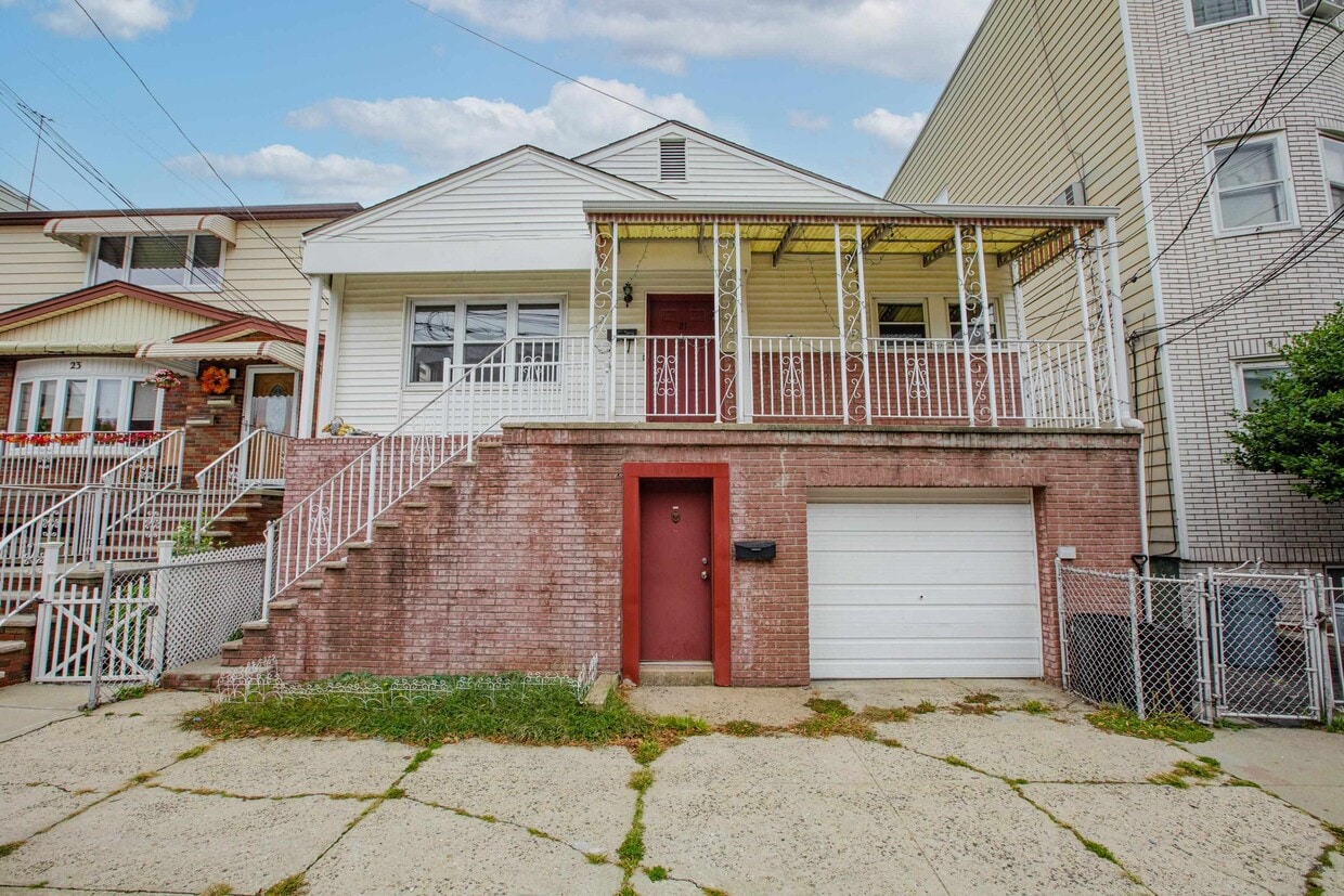 21 W 14th St Unit 2, Bayonne, NJ 07002 Condo for Rent in Bayonne, NJ
